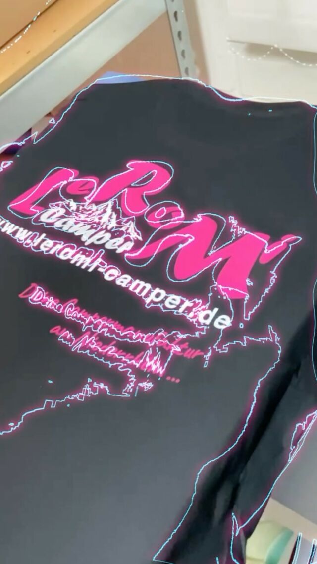 🎉 Neue Shirts für Leromi! 🎉

Heute sind bei @leromi_camper @german_television und berichten über @pirate.vans und deren Kunden, inkl. deren Vans und Ausbauten.
Wir durften das Highlight für diesen besonderen Tag liefern – stylische Shirts mit unserer feinsten Textilveredelung! 💥👕

Wir freuen uns immer, wenn wir solche coolen Projekte umsetzen können und wünschen dem ganzen Team und den Gästen einen fantastischen Tag! 🎥✨

#germantelevision #youtube #piratevans #merchandise #textilveredelung #stufffactory #nettetal #lobberich #brüggen #viersen