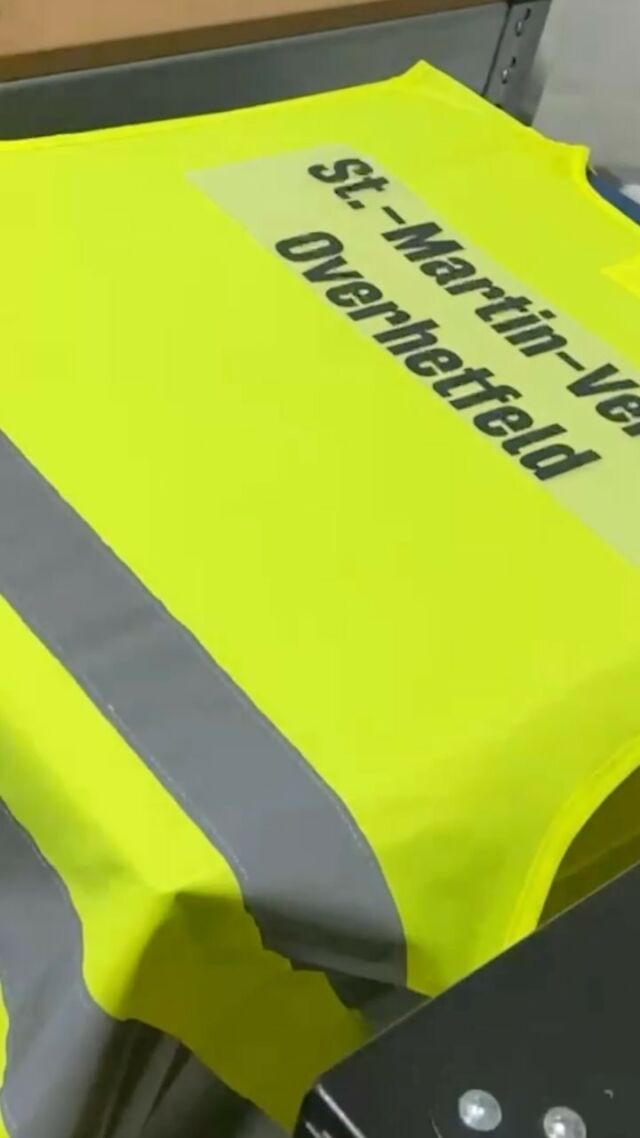 🔶 Warnwesten veredeln leicht gemacht! 🔶
Bei uns hast du die Wahl: Bringe deine eigenen Warnwesten mit und wir veredeln sie nach deinen Wünschen. Oder hol dir bei uns ein Komplettpaket! 👕✨

👷‍♂️ Schritt für Schritt: Vom Design bis zum fertigen Produkt – du bekommst alles aus einer Hand.
💥 DTF-Veredelung sorgt für scharfe, langlebige Drucke, die auch den härtesten Arbeitsbedingungen standhalten.

Ob eigenes Textil oder Komplettlösung – wir machen deine Arbeitskleidung einzigartig! 💪
#warnwestenbedrucken #textilveredelung #dtf #arbeitskleidung #komplettpaket #brüggen #stufffactory #viral #fyp