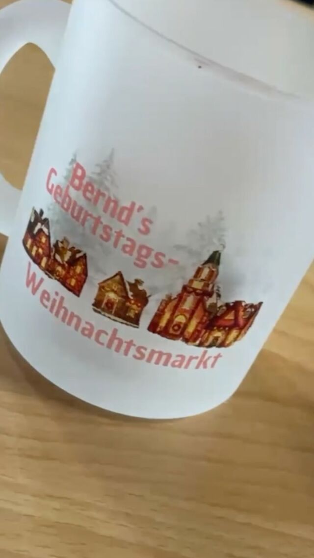 ☕🎄 Weihnachtszauber auf Glastassen! 🎄☕
Wir bringen festliche Stimmung auf den Tisch – mit sublimierten satinierten Glastassen. ❄️ Ob Schneeflocken, Rentiere oder dein eigenes Weihnachtsdesign – wir machen’s möglich!

🎁 Und es gibt noch mehr: Unsere Produktwelt für Sublimierung ist so vielfältig wie die Weihnachtszeit:
🛡️ Wappenbretter
☕ Keramiktassen
🎁 Personalisierte Geschenke für deine Liebsten

Mach deine Festtage besonders – mit einzigartigen Produkten, die wir speziell für dich veredeln. 🎅✨

👉 Schau rein und hol dir die Weihnachtsmagie!
#weihnachtsgeschenke #sublimierung #glastassen #weihnachtszauber #individuellgestalten #festlichestimmung