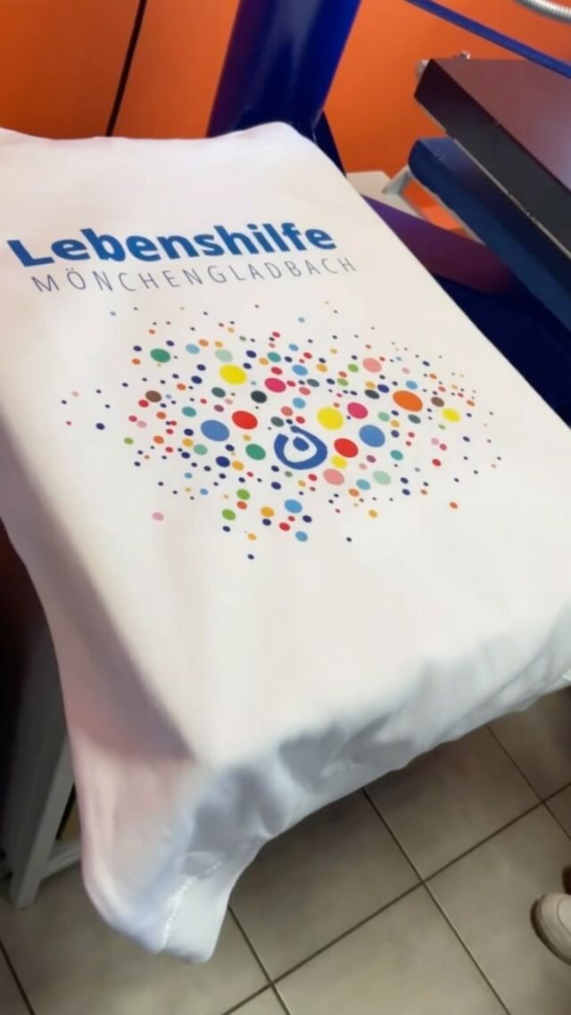 🎭 Karneval steht vor der Tür! 🎉

Die ersten Aufträge sind bei uns eingetroffen, und wir sind bereit, eure kreativen Wünsche für die jecken Tage umzusetzen! 🪅

🎨 Egal ob:
✅ Stick – für edle und langlebige Designs
✅ Siebdruck – für leuchtende Farben in großen Mengen
✅ DTF – für flexible und detailreiche Motive

➡️ Ab 1 Stück bis hin zu großen Auflagen – wir machen alles möglich! 💪

💡 Und nicht nur Textilien!
Karneval braucht mehr:
🍺 Bedruckte Bierdeckel
🎁 Wurftaschen
🎊 Und vieles mehr!

📩 Jetzt anfragen und sicherstellen, dass ihr perfekt ausgestattet seid! 🎭

👉 Teilen und liken nicht vergessen – wir freuen uns auf euch! 🎉

#karneval2025 #jeckezeit #textildruck #stickerei #dtf #siebdruck #karneval #werbematerial #brüggen #krefeld #viersen #mönchengladbach
