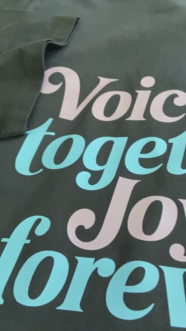 🎶✨ Edle Veredelung für himmlische Stimmen! ✨🎶

Für die Gospelsingers „Family of Joy“ aus Brüggen haben wir Polos, Hoodies und Sweatshirt-Jacken mit hochwertigem DTF-Druck veredelt! 💛🎤 Ob auf der Bühne oder unterwegs – mit ihrem neuen Outfit strahlt der Chor jetzt nicht nur musikalisch, sondern auch optisch!

Hochwertige Textilien von unserer Hausmarke Promodoro - veredelt mit unseren hot peel DTF-Transfer: Präzise, langlebig und einfach beeindruckend! 😍🔥

📌 Du brauchst auch veredelte Textilien für dein Team, deinen Verein oder dein Unternehmen? Schreib uns! ✉️

#textilveredelung #dtfdruck #gospelchor #teamoutfit #madewithlove #stufffactory #familyofjoy #brüggen #viersen #niederkrüchten #mönchengladbach #krefeld #merchandise #video